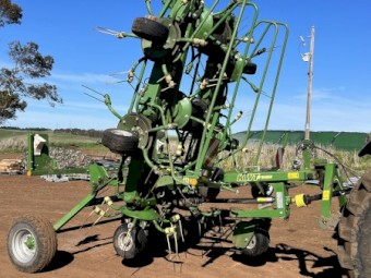 Krone 11.2m trailing tedder