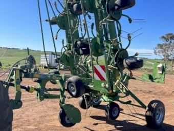 Krone 11.2m trailing tedder