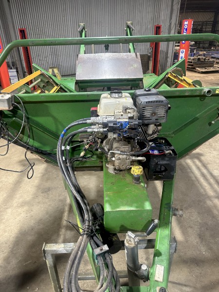 Round bale feeder and power pack Elsworth