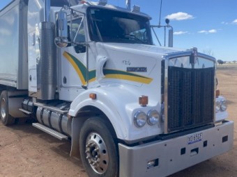 2010 Kenworth T408 Quad dog fitted with a blower. 