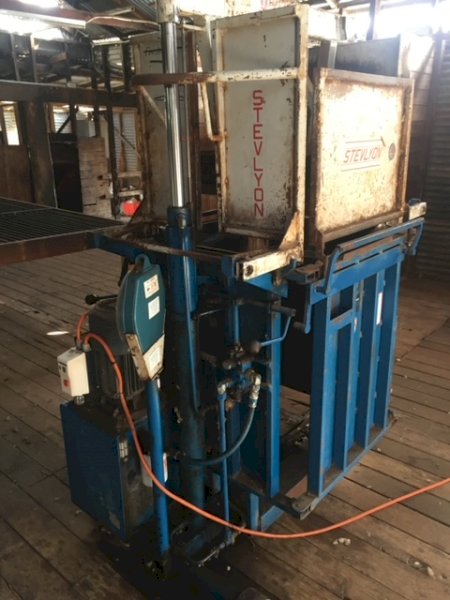 (A133) - Stevlyon Mini-Matic Wool Press