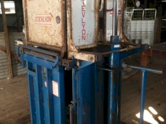 (A133) - Stevlyon Mini-Matic Wool Press