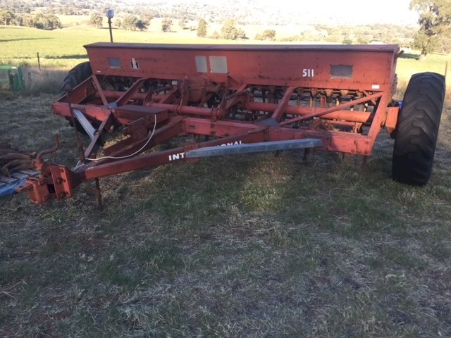 (A133) - International IH 511 Combine