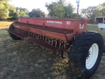 (A133) - International IH 511 Combine