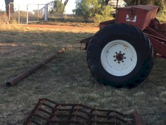 (A133) - International IH 511 Combine