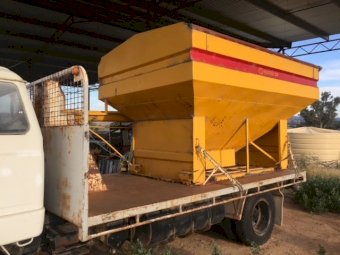 (A133) - 2011 Steele Steel Grouper MP Seeder 350 Grouper