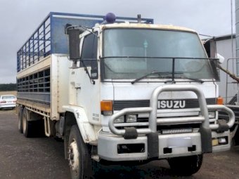 2x6 Isuzu Tray Truck with 22' 2/1 Stock Crate