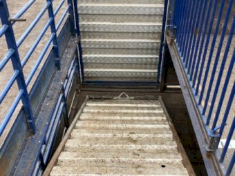 2x6 Isuzu Tray Truck with 22' 2/1 Stock Crate