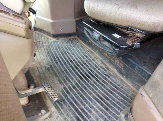 2002 John Deere 7810 with FEL