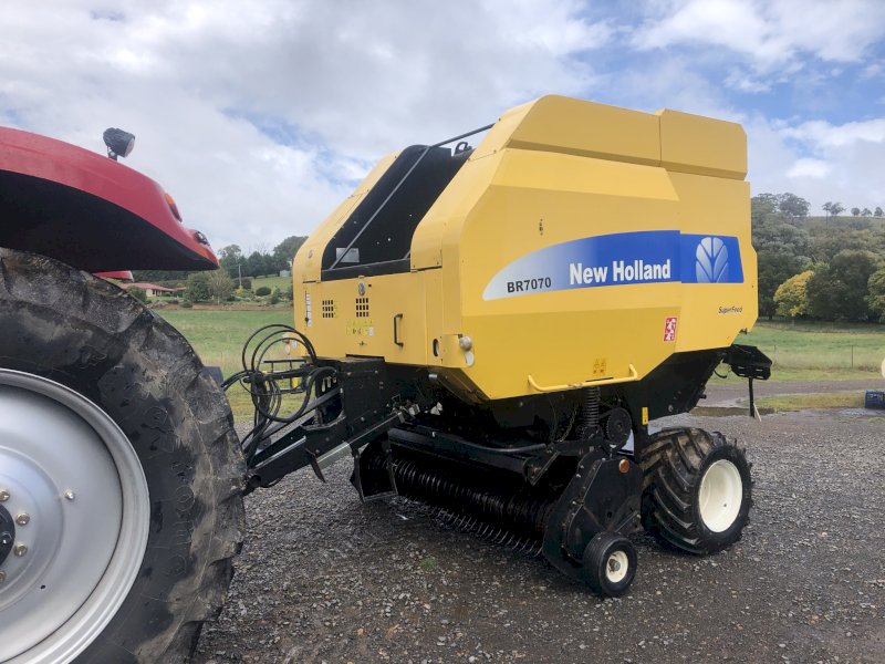 Under Auction - (A137) - 2009 New Holland BR 7070 Round Baler - 2% ...