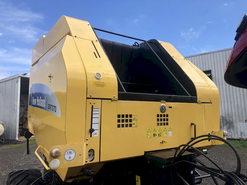 (A137) - 2009 New Holland BR 7070 Round Baler