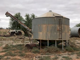 (A134) - Sherwell Field Bin (No 4) with Auger