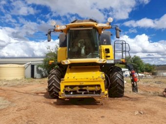 2004 New Holland CX860 Header & 36ft Honeybee Draper Front with Leith Trailer