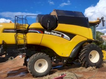 2004 New Holland CX860 Header & 36ft Honeybee Draper Front with Leith Trailer