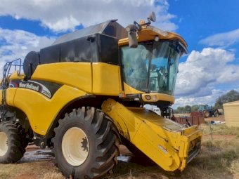 2004 New Holland CX860 Header & 36ft Honeybee Draper Front with Leith Trailer