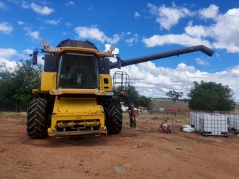 2004 New Holland CX860 Header & 36ft Honeybee Draper Front with Leith Trailer