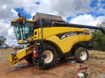 2004 New Holland CX860 Header & 36ft Honeybee Draper Front with Leith Trailer