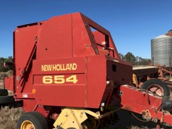 (A146) - New Holland 654 Round Baler