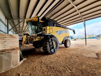 2008 New Holland CX860 Header with 36ft Honeybee Front