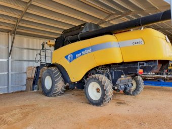 2008 New Holland CX860 Header with 36ft Honeybee Front
