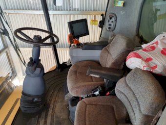 Under Auction - (A157)  2009 New Holland CX8080 Header with 39ft Honeybee Front 