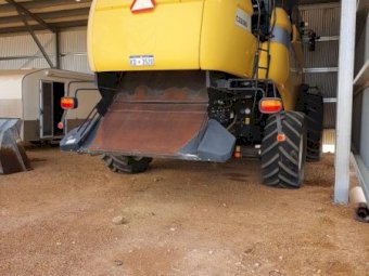 Under Auction - (A157)  2009 New Holland CX8080 Header with 39ft Honeybee Front 