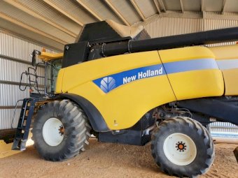 Under Auction - (A157)  2009 New Holland CX8080 Header with 39ft Honeybee Front 