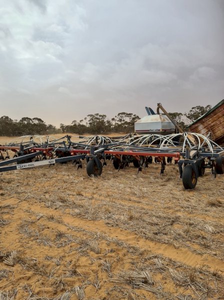 44ft Flexi Coil 820 Bar with Flexi Coil 2320 Cart