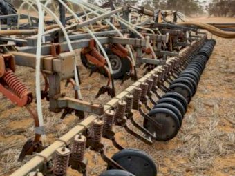 44ft Flexi Coil 820 Bar with Flexi Coil 2320 Cart