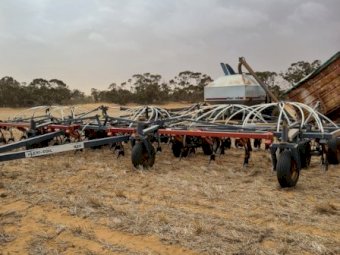 44ft Flexi Coil 820 Bar with Flexi Coil 2320 Cart