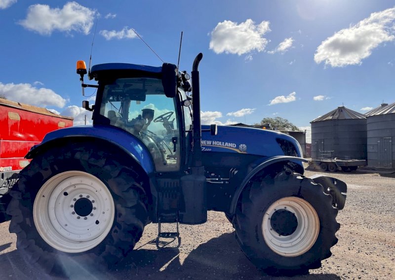2016 New Holland T7.220 Tractor