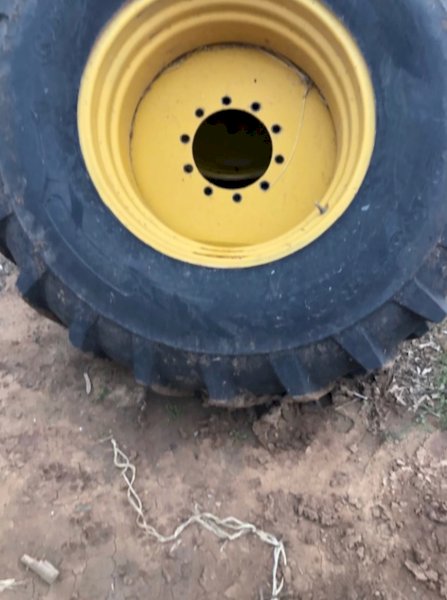 24.5-32 Tyres an Rims x 2