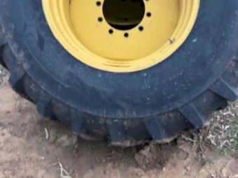 24.5-32 Tyres an Rims x 2