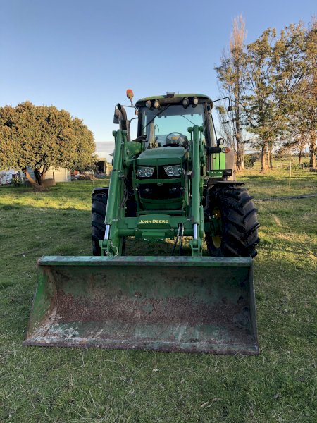 2015 John Deere 6125M Tractor