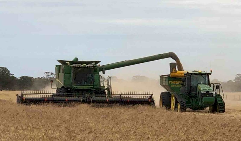 2012 John Deere S660 Header with 2013 MacDon 35ft Front