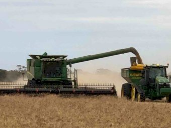 2012 John Deere S660 Header with 2013 MacDon 35ft Front