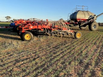 Bourgault 3320 Paralink 60 foot Air seeder paired with Case ( Flexicoil) 3430 15000 lt Air Cart