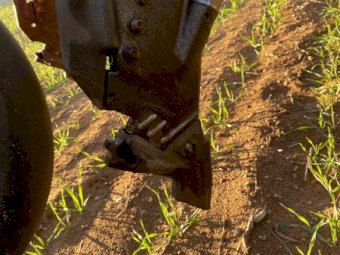 Bourgault 3320 Paralink 60 foot Air seeder paired with Case ( Flexicoil) 3430 15000 lt Air Cart