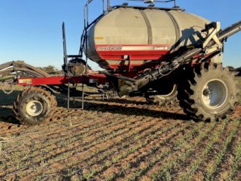 Bourgault 3320 Paralink 60 foot Air seeder paired with Case ( Flexicoil) 3430 15000 lt Air Cart