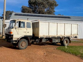 1982 Mitsubishi FX 102 Tipping Truck