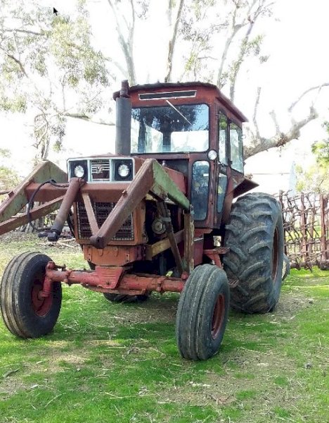 International 766 Tractor with Loader