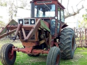 International 766 Tractor with Loader