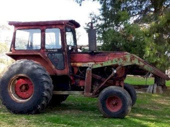 International 766 Tractor with Loader