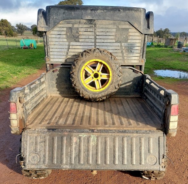 Under Auction - (A156)  	John Deere Gator 