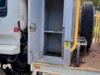 2002 Isuzu 550 4x4 Tray Truck