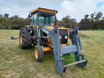 Chamberlian 3380 tractor  with 3200 SLR front end loader, bracket