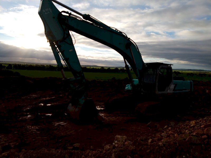 Kobelco SK330. 35 ton Excavator