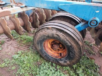 Under Auction - (A155)  Grizzly 40 Plate Two Way Disc Plough 