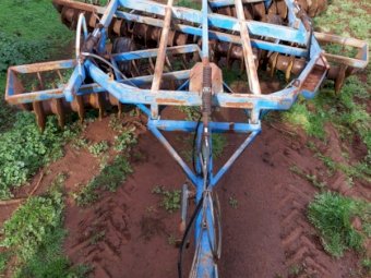 Under Auction - (A155)  Grizzly 40 Plate Two Way Disc Plough 
