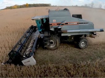 Gleaner R 72 Header with 36 ft Draper Tyne Reel front and Comb Trailer